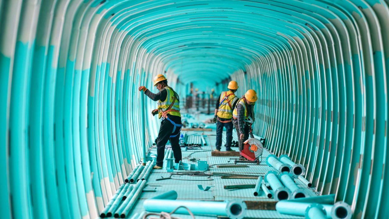 Imagen de trabajadores construyendo un corredor turístico en el sitio de construcción del Puente del Gran Cañón de Huajiang, en la provincia de Guizhou, en el suroeste de China. El puente de 2.890 metros, con una vano de 1.420 metros, es el de mayor vano del mundo construido en una zona montañosa. Se espera que abra al tránsito este año. | Foto:Xinhua/Yang Wenbin