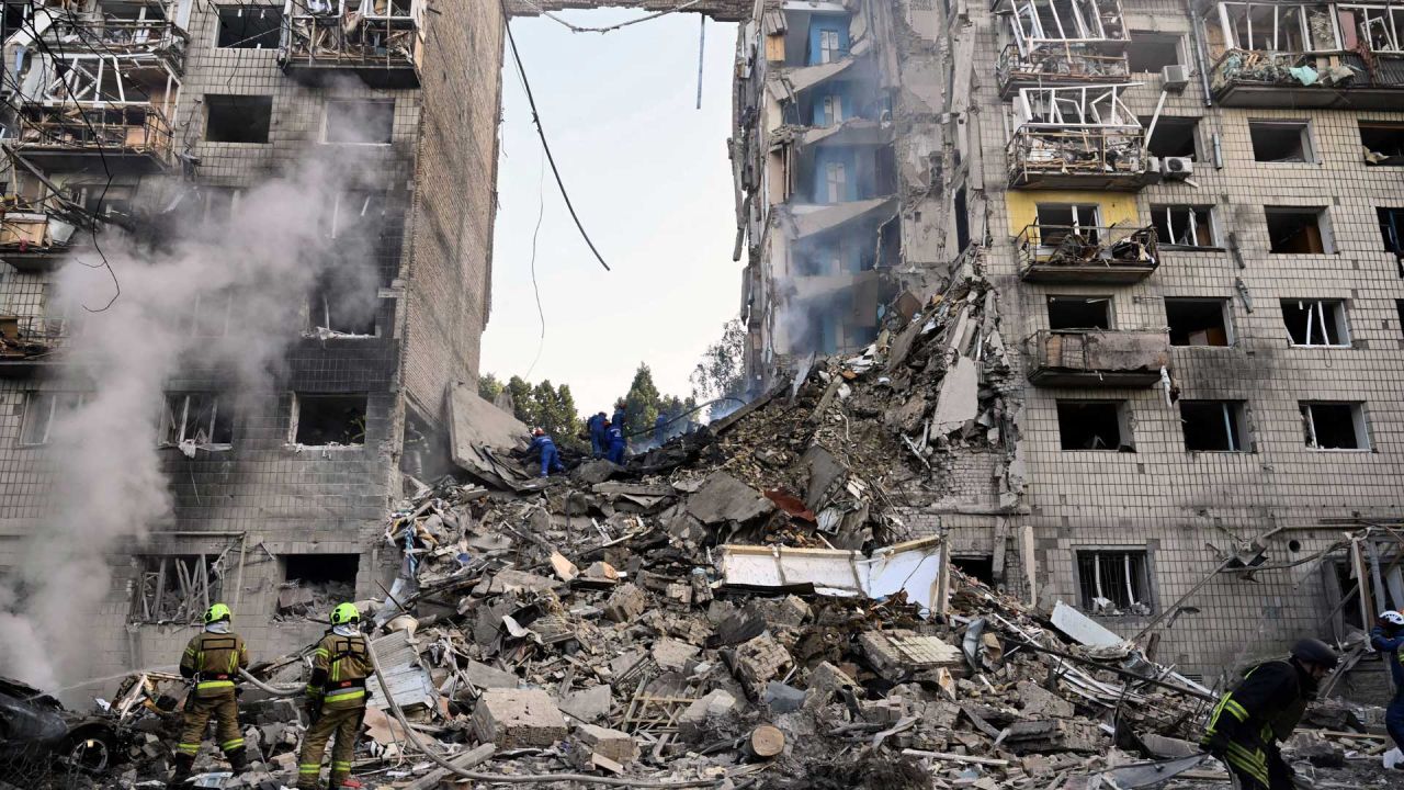 Rescatistas ucranianos realizan labores de búsqueda y rescate en un edificio residencial gravemente dañado tras el ataque con misiles rusos en Kiev, en medio de la invasión rusa de Ucrania. | Foto:GENYA SAVILOV / AFP