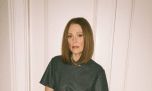 El look para mayores de 60 con remera que Julianne Moore llevó a otro nivel