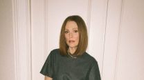 El look para mayores de 60 con remera que Julianne Moore llevó a otro nivel