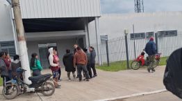 Familiares de la joven en el centro de salud de Vilelas