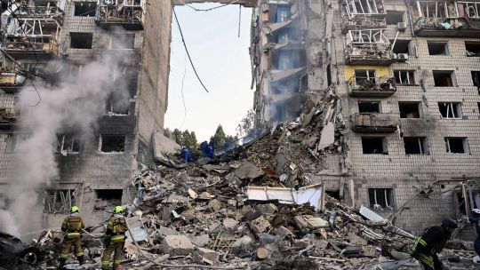 Rescatistas ucranianos realizan labores de búsqueda y rescate en un edificio residencial gravemente dañado tras el ataque con misiles rusos en Kiev, en medio de la invasión rusa de Ucrania.
