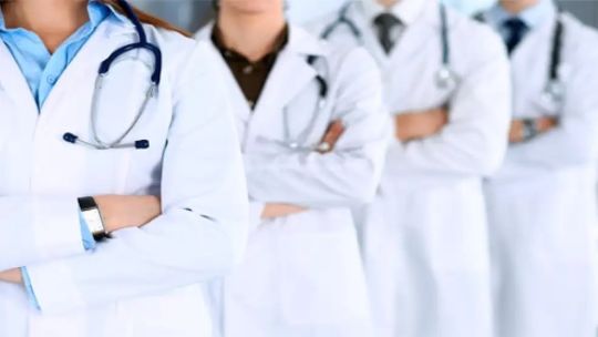 Los médicos formados en universidades argentinas tendrán prioridad para ingresar en las residencias