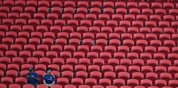 Dos aficionados del Chelsea se sientan en una tribuna vacía durante el partido del Grupo D de la Copa Mundial de Clubes de la FIFA 2025 entre el Chelsea de Inglaterra y el Los Angeles FC de EE. UU. en el estadio Mercedes-Benz de Atlanta.