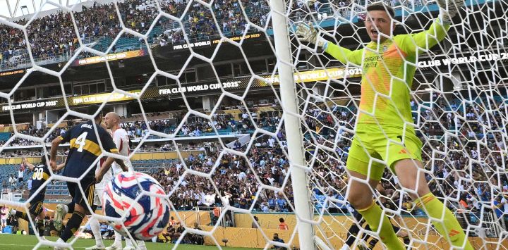 El arquero ucraniano del Benfica, Anatoliy Trubin, concede el segundo gol de Boca Juniors durante el partido del Grupo C de la Copa Mundial de Clubes de la FIFA 2025 entre Boca Juniors de Argentina y Benfica de Portugal en el estadio Hard Rock de Miami.