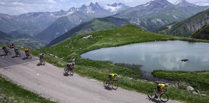 El danés Jonas Vingegaard, del Team Visma - Lease a Bike, y el esloveno Tadej Poga, del UAE Team Emirates XRG, con el maillot amarillo de líder de la general, pedalean cerca del Col de la Croix de Fer durante la séptima etapa de la 77.ª edición del Critérium du Dauphine, de 131,6 km entre Grand-Aigueblanche y Valmeinier.