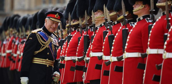El rey Carlos III de Gran Bretaña, coronel jefe de la Guardia de Coldstream, inspecciona el regimiento durante una ceremonia en la que presenta las nuevas banderas al 1.er y 2.º Batallón (Compañía Número 7) de la Guardia de Coldstream en el Castillo de Windsor, al oeste de Londres.