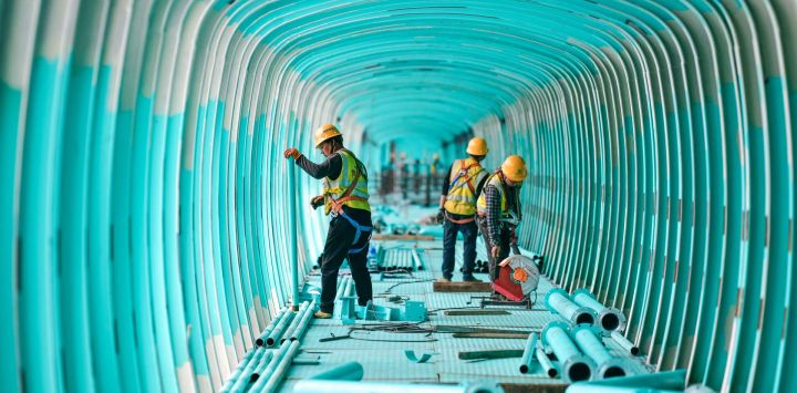 Imagen de trabajadores construyendo un corredor turístico en el sitio de construcción del Puente del Gran Cañón de Huajiang, en la provincia de Guizhou, en el suroeste de China. El puente de 2.890 metros, con una vano de 1.420 metros, es el de mayor vano del mundo construido en una zona montañosa. Se espera que abra al tránsito este año.