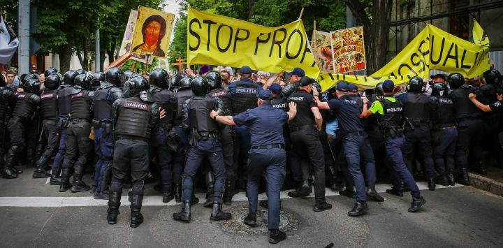La policía moldava y los gendarmes de los Carabineros repelieron a manifestantes que protestaban contra los derechos LGBTQ+ durante el desfile del Orgullo en Chisináu.