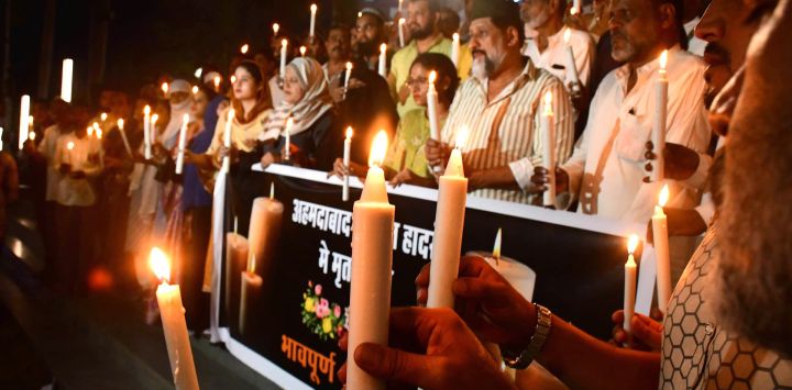 Personas sostienen velas encendidas mientras se lamentan por las víctimas del accidente aéreo de Air India, en la ciudad de Bhopal, capital del estado de Madhya Pradesh, India. Según los últimos informes de los medios de comunicación, un total de 265 cadáveres fueron trasladados a un hospital del Gobierno local en la ciudad de Ahmedabad, donde ocurrió el accidente aéreo. Entre los fallecidos había 241 personas a bordo del avión Boeing accidentado, mientras que el resto de las víctimas se produjeron en tierra.