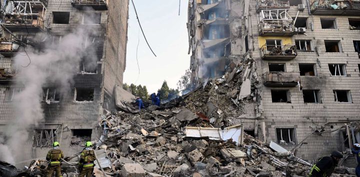 Rescatistas ucranianos realizan labores de búsqueda y rescate en un edificio residencial gravemente dañado tras el ataque con misiles rusos en Kiev, en medio de la invasión rusa de Ucrania.