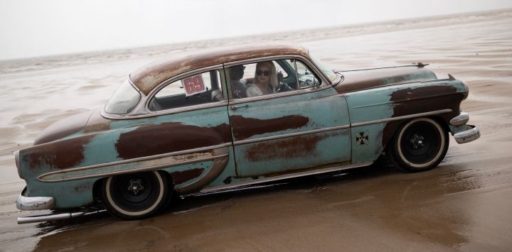 Un piloto espera para participar en la carrera de playa "Race the Waves" a lo largo de un recorrido de 200 yardas en Bridlington South Beach, en Yorkshire, norte de Inglaterra.
