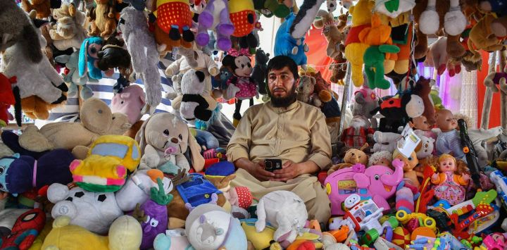 Un vendedor de juguetes afgano espera a los clientes en un mercado de Mazar-i-Sharif.