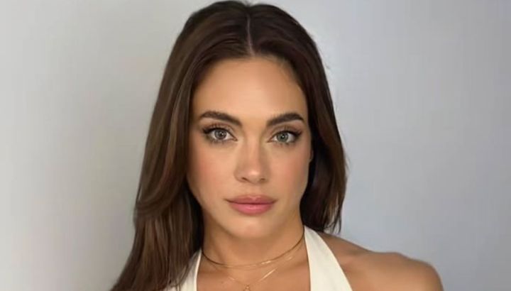 Micro conjunto y el calzado que será tendencia, el descomunal look de Emilia Attias para ver a Boca en Miami