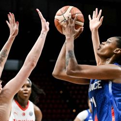 La alero francesa Valeriane Ayiyi dispara frente a la base turca Olcay Cakir durante el partido de EurBasquet Femenino FIBA 2025 entre Francia y Turquía en el Etsadio de la Paz y la Amistad de Atenas. | Foto:Angelos Tzortzinis / AFP