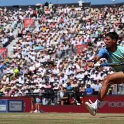 El australiano Alexei Popyrin regresa contra el británico Jack Draper durante su partido de octavos de final individual masculino en el HSBC ATP Tennis Championships en el Queen's Club en el oeste de Londres. | Foto:Adrian Dennis / AFP