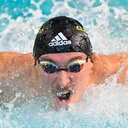 El francés Maxime Grousset compite en la serie masculina de 50 m mariposa durante el Campeonato Nacional de Natación de Francia en Montpellier, sur de Francia. | Foto:Sylvain Thomas / AFP