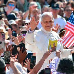 El Papa León XIV saluda a la multitud durante la audiencia general semanal en la Plaza de San Pedro en el Vaticano. | Foto:Andreas Solaro / AFP