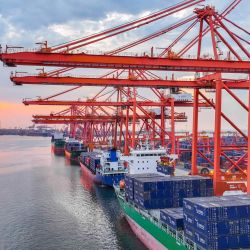Imagen tomada con un dron de una vista de la terminal de contenedores del Puerto de Tangshan, en Tangshan, en la provincia de Hebei, en el norte de China. | Foto:Xinhua/Liu Mancang