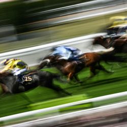 Jinetes y sus caballos compiten en la carrera King Charles III el primer día de la Royal Ascot, en Ascot, al oeste de Londres. | Foto:Ben Stansall / AFP