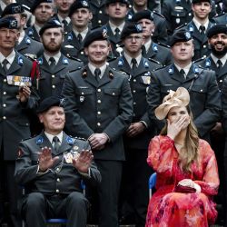 La Princesa Heredera Amalia de los Países Bajos reacciona durante una foto familiar en la ceremonia celebrada en el patio de armas del Cuartel Príncipe Bernardo en Amersfoort. El rey entregó un nuevo estandarte a la Princesa Catalina Amalia del Regimiento de Húsares. Durante la ceremonia. | Foto:Remko de Waal / ANP / AFP