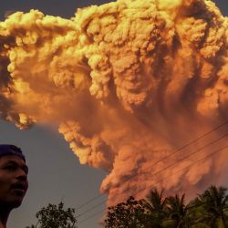 Un aldeano observa la erupción del monte Lewotobi Laki-Laki desde la aldea de Talibura en Sikka, Nusa Tenggara Oriental, este de Indonesia. | Foto:AFP