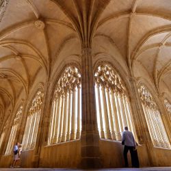 Una fotografía muestra a personas visitando el claustro de la Catedral de Segovia, en la región norteña de Castilla y León. La catedral católica de Segovia fue construida en estilo gótico flamígero a mediados del siglo XVI. | Foto:Thomas Coex / AFP
