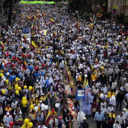 Vista aérea que muestra a personas participando en la llamada "Marcha Silenciosa" para expresar su apoyo a la salud del senador Miguel Uribe Turbay y pedir la paz en el país en Bogotá. | Foto:Raúl Arboleda / AFP