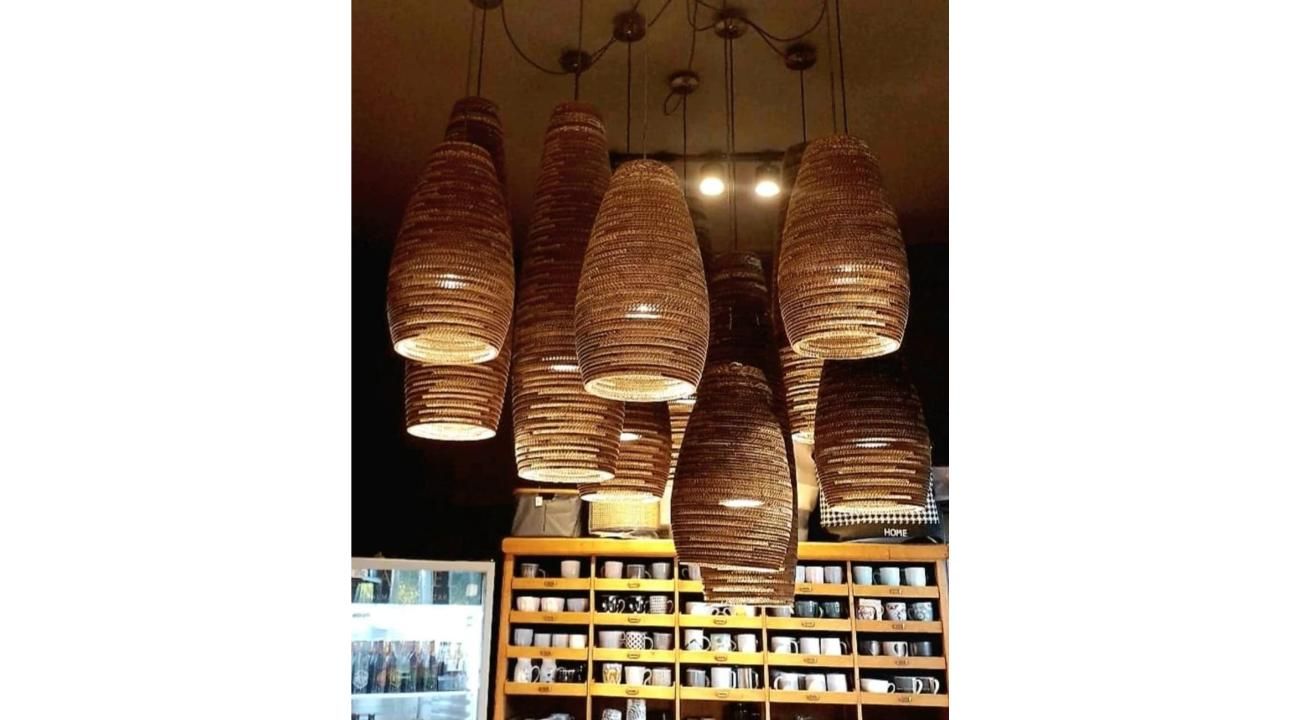 “Encartonarte: lámparas que iluminan con alma, diseño y conciencia”.