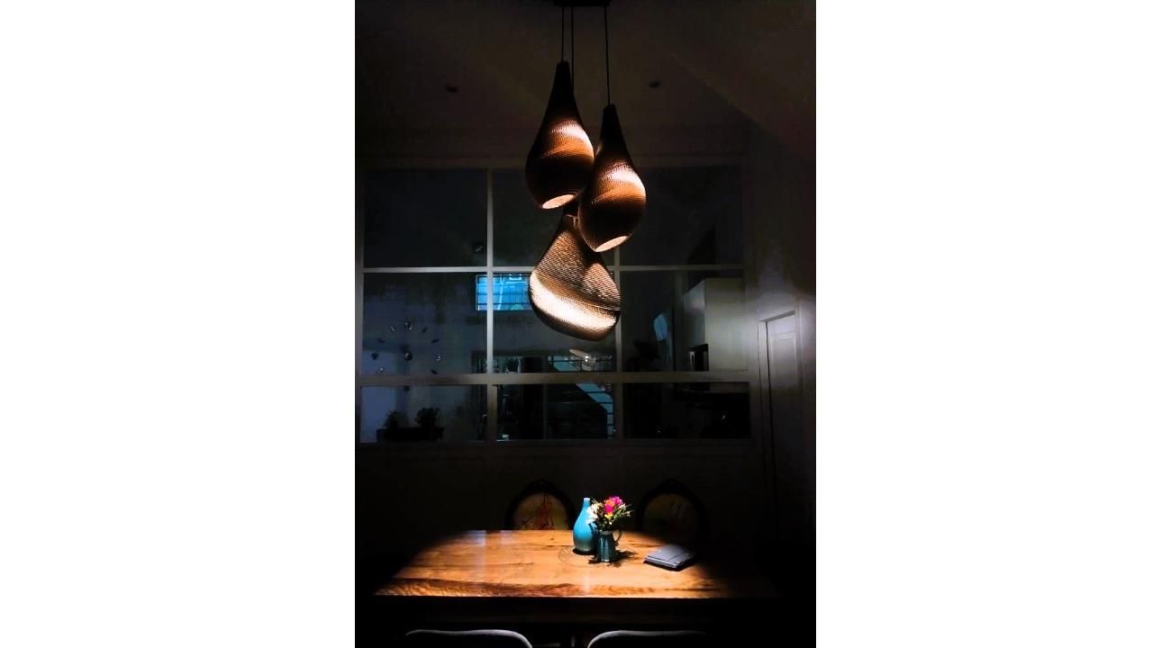 “Encartonarte: lámparas que iluminan con alma, diseño y conciencia”.