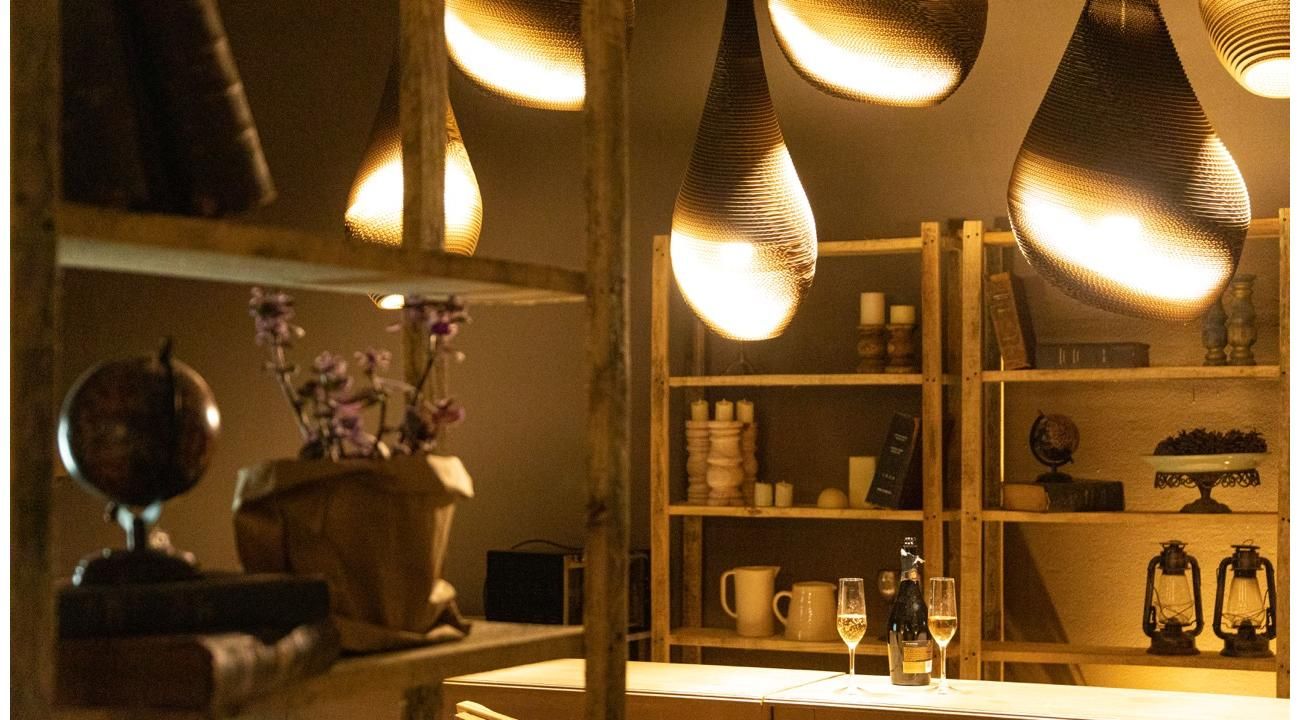 “Encartonarte: lámparas que iluminan con alma, diseño y conciencia”.
