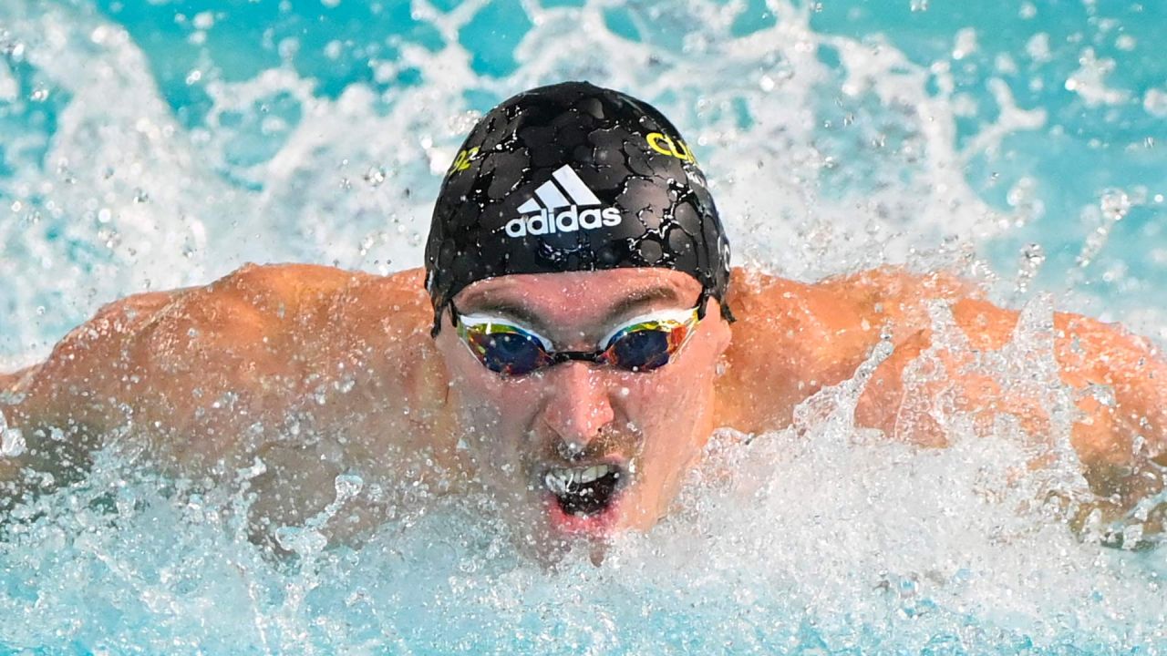 El francés Maxime Grousset compite en la serie masculina de 50 m mariposa durante el Campeonato Nacional de Natación de Francia en Montpellier, sur de Francia. | Foto:Sylvain Thomas / AFP