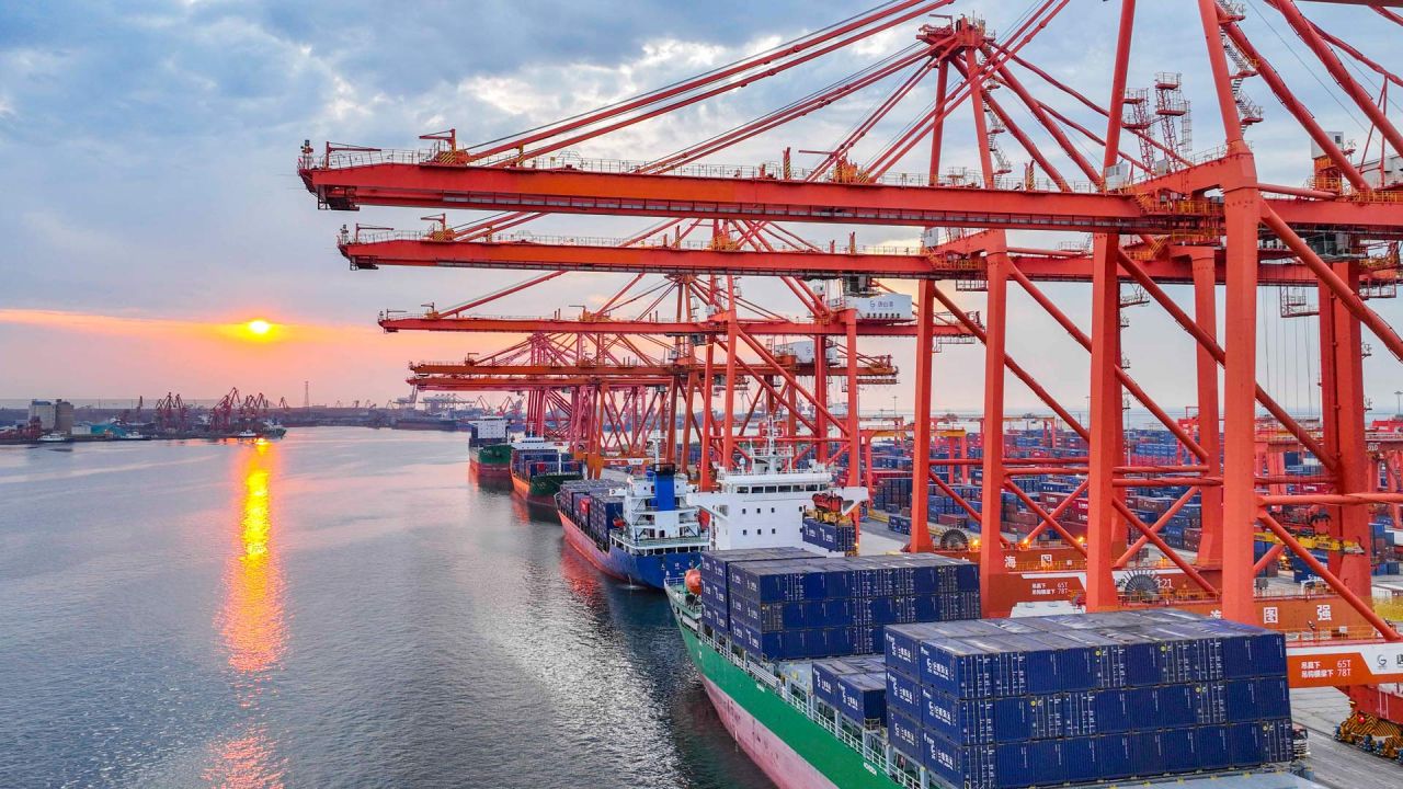 Imagen tomada con un dron de una vista de la terminal de contenedores del Puerto de Tangshan, en Tangshan, en la provincia de Hebei, en el norte de China. | Foto:Xinhua/Liu Mancang