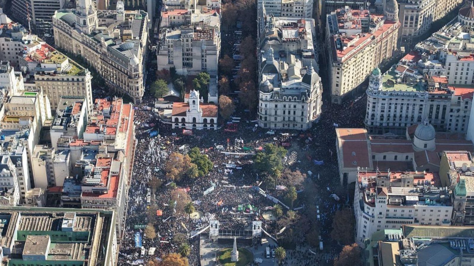 Una multitud por Cristina Kirchner: las postales de la vigilia frente a su domicilio - Image 3