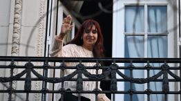 Cristina Kirchner en el balcón de su domicilio