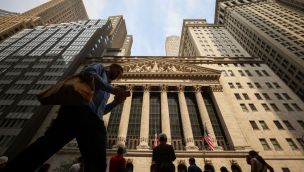 Traders At The New York Stock Exchange As Stocks Trim Declines With Oil Traders On Edge