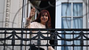 Cristina Kirchner en el balcón de su domicilio