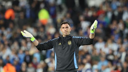 Manchester United avanza por Dibu Martínez: oferta millonaria en el mercado europeo