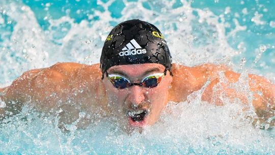 El francés Maxime Grousset compite en la serie masculina de 50 m mariposa durante el Campeonato Nacional de Natación de Francia en Montpellier, sur de Francia.