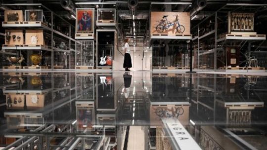 Un museo de Londres abre las puertas de su depósito que resguarda 250 mil piezas en cuatro plantas