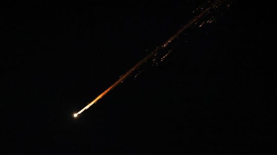 Sistemas de defensa aérea israelíes se activaron para interceptar misiles iraníes en Tel Aviv 20250617