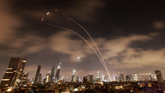 Sistemas de defensa aérea israelíes se activaron para interceptar misiles iraníes en Tel Aviv 20250617