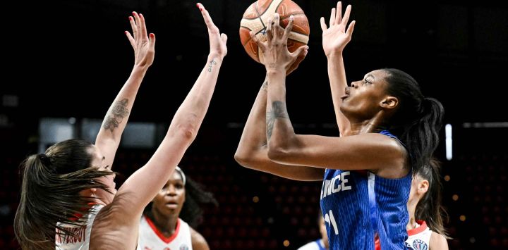 La alero francesa Valeriane Ayiyi dispara frente a la base turca Olcay Cakir durante el partido de EurBasquet Femenino FIBA 2025 entre Francia y Turquía en el Etsadio de la Paz y la Amistad de Atenas.