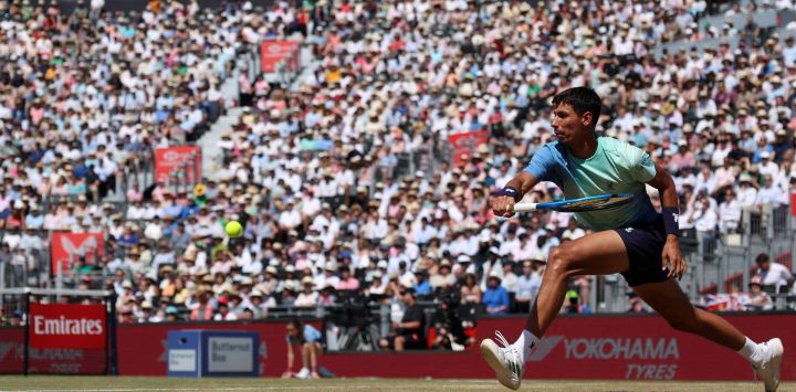 El australiano Alexei Popyrin regresa contra el británico Jack Draper durante su partido de octavos de final individual masculino en el HSBC ATP Tennis Championships en el Queen's Club en el oeste de Londres.