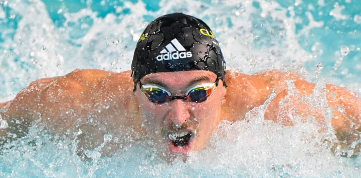 El francés Maxime Grousset compite en la serie masculina de 50 m mariposa durante el Campeonato Nacional de Natación de Francia en Montpellier, sur de Francia.