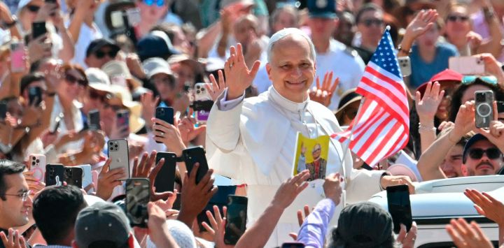 El Papa León XIV saluda a la multitud durante la audiencia general semanal en la Plaza de San Pedro en el Vaticano.