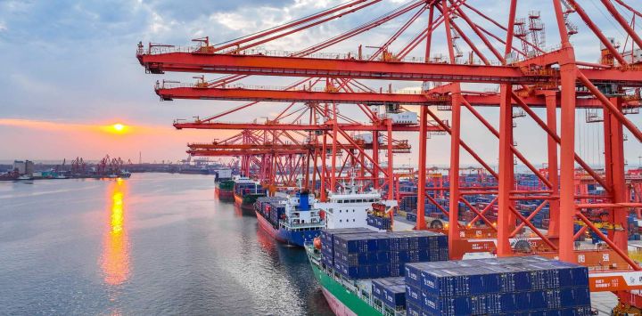 Imagen tomada con un dron de una vista de la terminal de contenedores del Puerto de Tangshan, en Tangshan, en la provincia de Hebei, en el norte de China.