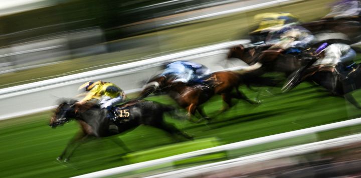 Jinetes y sus caballos compiten en la carrera King Charles III el primer día de la Royal Ascot, en Ascot, al oeste de Londres.