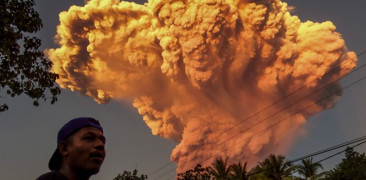 Un aldeano observa la erupción del monte Lewotobi Laki-Laki desde la aldea de Talibura en Sikka, Nusa Tenggara Oriental, este de Indonesia.