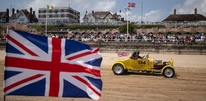Un piloto participa en la carrera de playa "Race the Waves" a lo largo de un recorrido de 200 yardas en Bridlington South Beach, en Yorkshire, norte de Inglaterra.